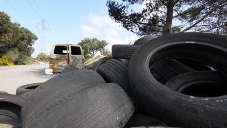 Innenansicht-Eines-Reifenhaufens,-Entdeckung-Einer-Illegalen-Mülldeponie,-Verbranntes-Auto,-Frankreich